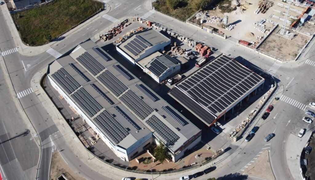 Planta fotovoltaica sobre el almacén Macor de Corbera